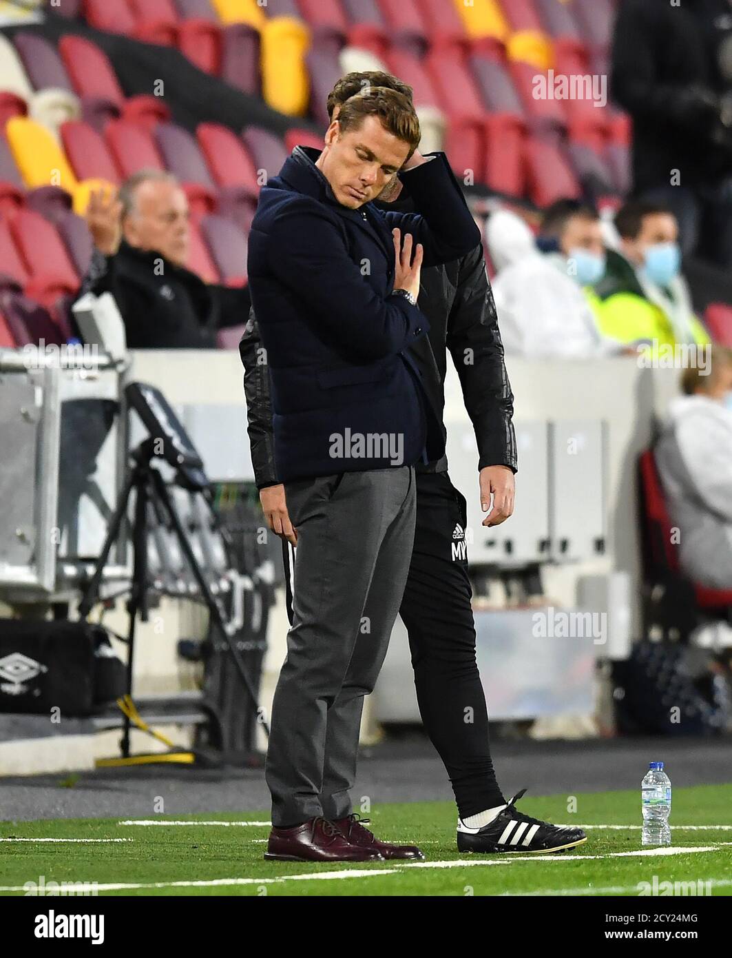 Scott Parker, directeur de Fulham, observe depuis le réseau de communication lors du match du quatrième tour de la Carabao Cup au Brentford Community Stadium, à Londres. Banque D'Images