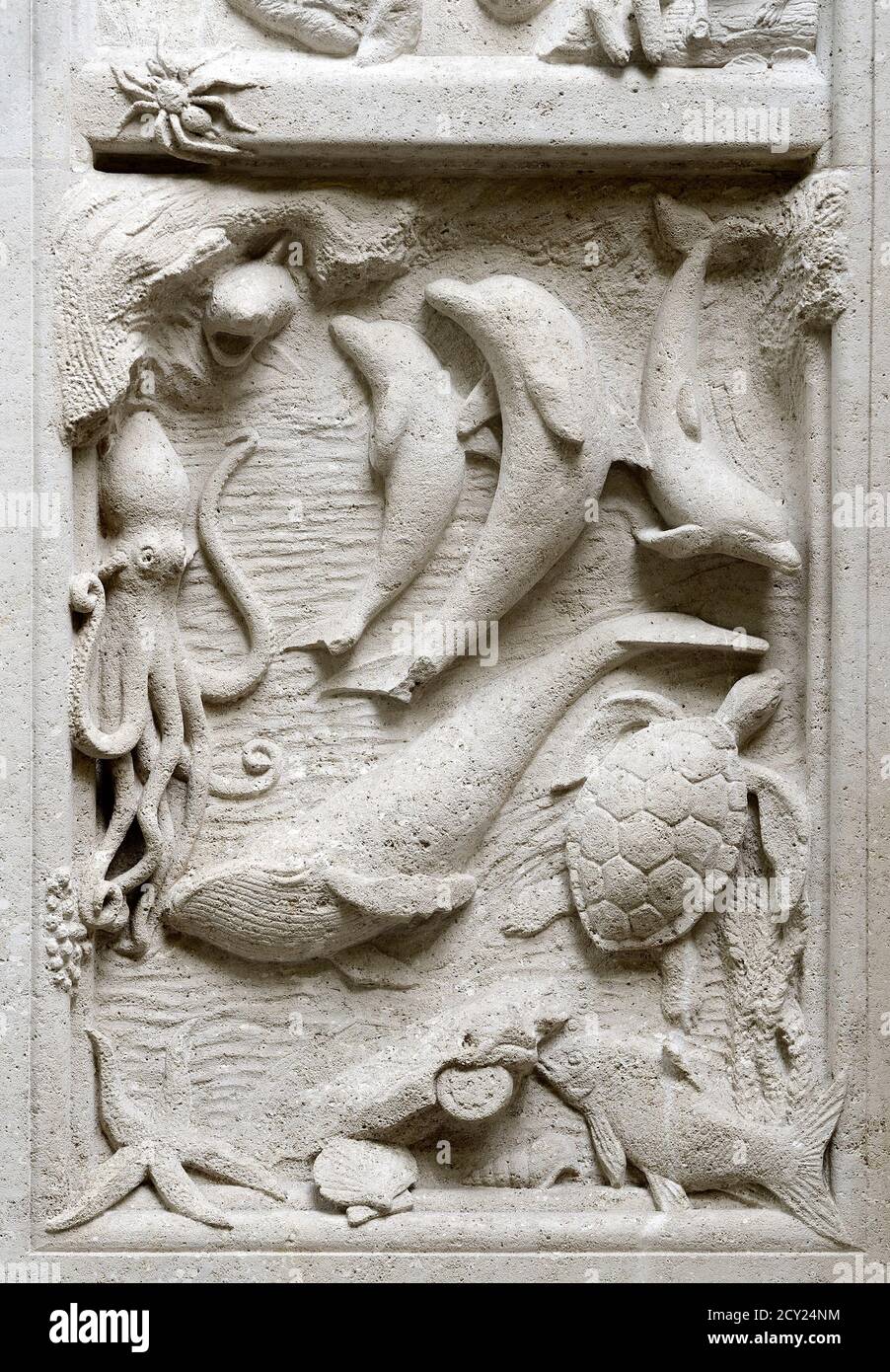 Londres, Angleterre, Royaume-Uni. Le « Grand Building », Trafalgar Square, WC2N 5EJ. Sculpture de relief en pierre de 'espèce perides' par Barry Baldwin, sur le Northumberla Banque D'Images