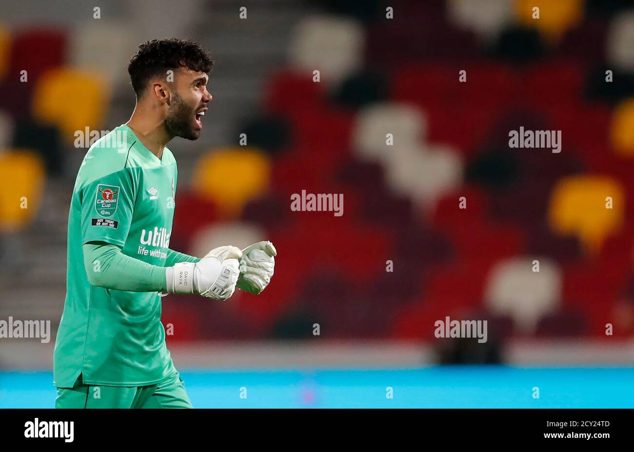 Le gardien de but de Brentford, David Raya Martin, célèbre Said Benrahma (non représenté), marquant le deuxième but de son équipe lors du quatrième tour de la coupe Carabao au stade communautaire de Brentford, à Londres. Banque D'Images