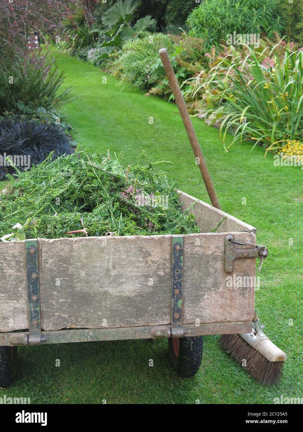 Une remorque pleine de coupures et un balai l'a soutenue; la mise en place du jardin à Bourton House; septembre 2020 Banque D'Images
