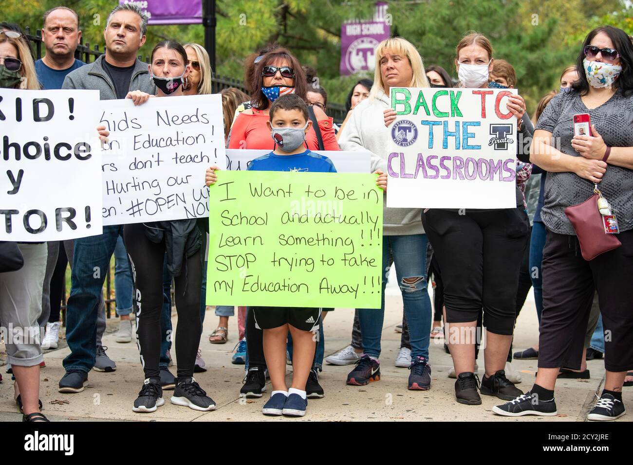 01 octobre 2020 : les parents et les élèves se réunissent pour protester contre le maire Bill de Blasio (non représenté) et le chancelier de l'école de New York Richard A. Carranza (non représenté) plan pour le système scolaire public de New York à Staten Island, New York. Crédit obligatoire : Kostas Lymperopoulos/CSM Banque D'Images