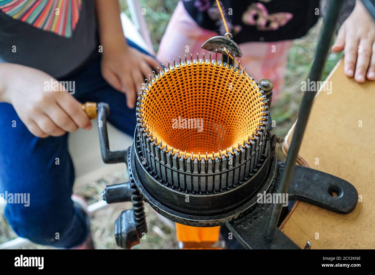 Machine à tricoter les chaussettes anciennes actionnée par un enfant Photo  Stock - Alamy