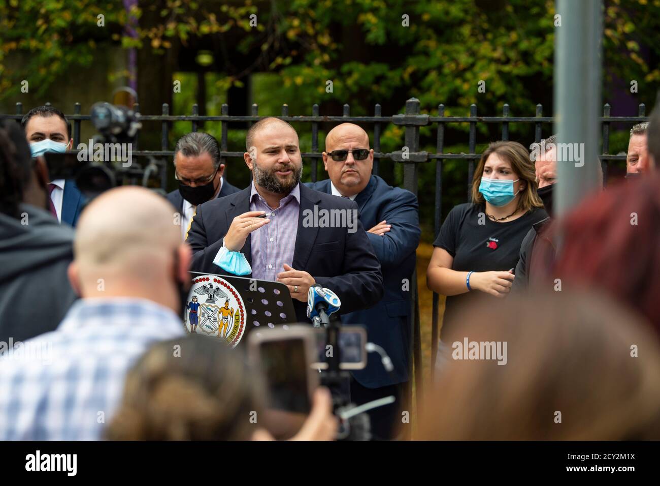 01 octobre 2020 : Joseph C. Borelli, membre du conseil municipal de New York, district 51, s'exprime avec Michael Reilly, membre de l'Assemblée de l'État de New York, alors qu'ils commencent à organiser une poursuite pour rouvrir les écoles alors que les parents protestent contre Bill de Blasio (non représenté) et Richard A. Carranza, chancelier de l'école de New York (Non représenté) plan pour le système d'écoles publiques de New York à Staten Island, New York. Crédit obligatoire : Kostas Lymperopoulos/CSM Banque D'Images