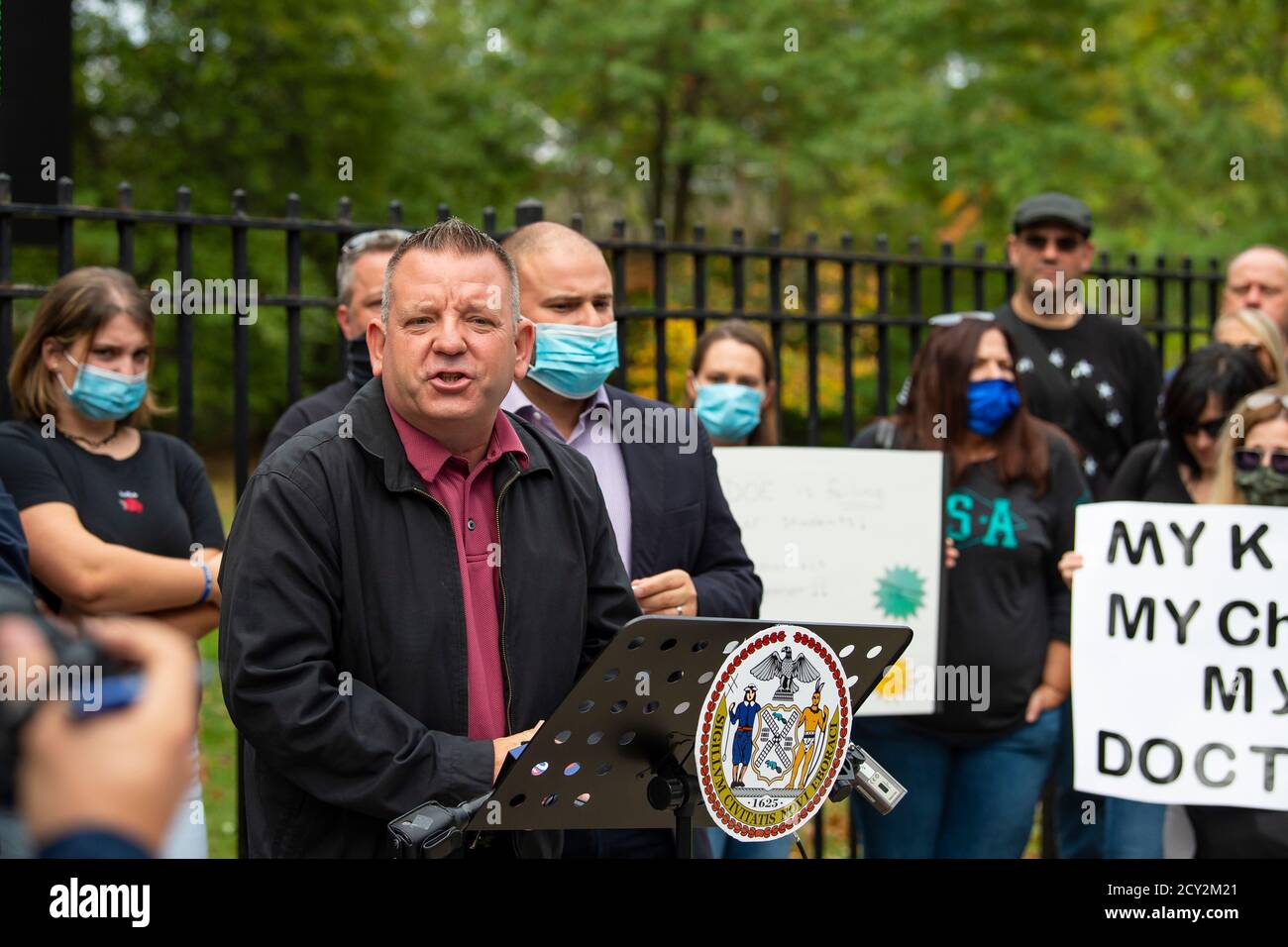 01 octobre 2020 : Michael Reilly, membre de l'Assemblée de l'État de New York, s'exprime avec Joseph C. Borelli, membre du conseil municipal du district 51 de New York, alors qu'ils commencent à organiser une poursuite pour rouvrir les écoles alors que les parents protestent contre Bill de Blasio (non représenté) et Richard A. Carranza, chancelier de l'école de New York (Non représenté) plan pour le système d'écoles publiques de New York à Staten Island, New York. Crédit obligatoire : Kostas Lymperopoulos/CSM Banque D'Images