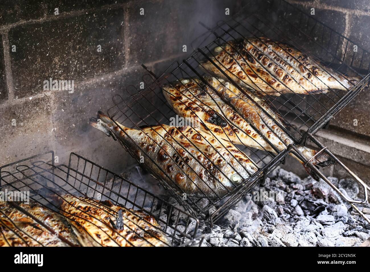 Dorado poisson dans le processus de griller, barbecue, au four, sur un feu à l'extérieur Banque D'Images