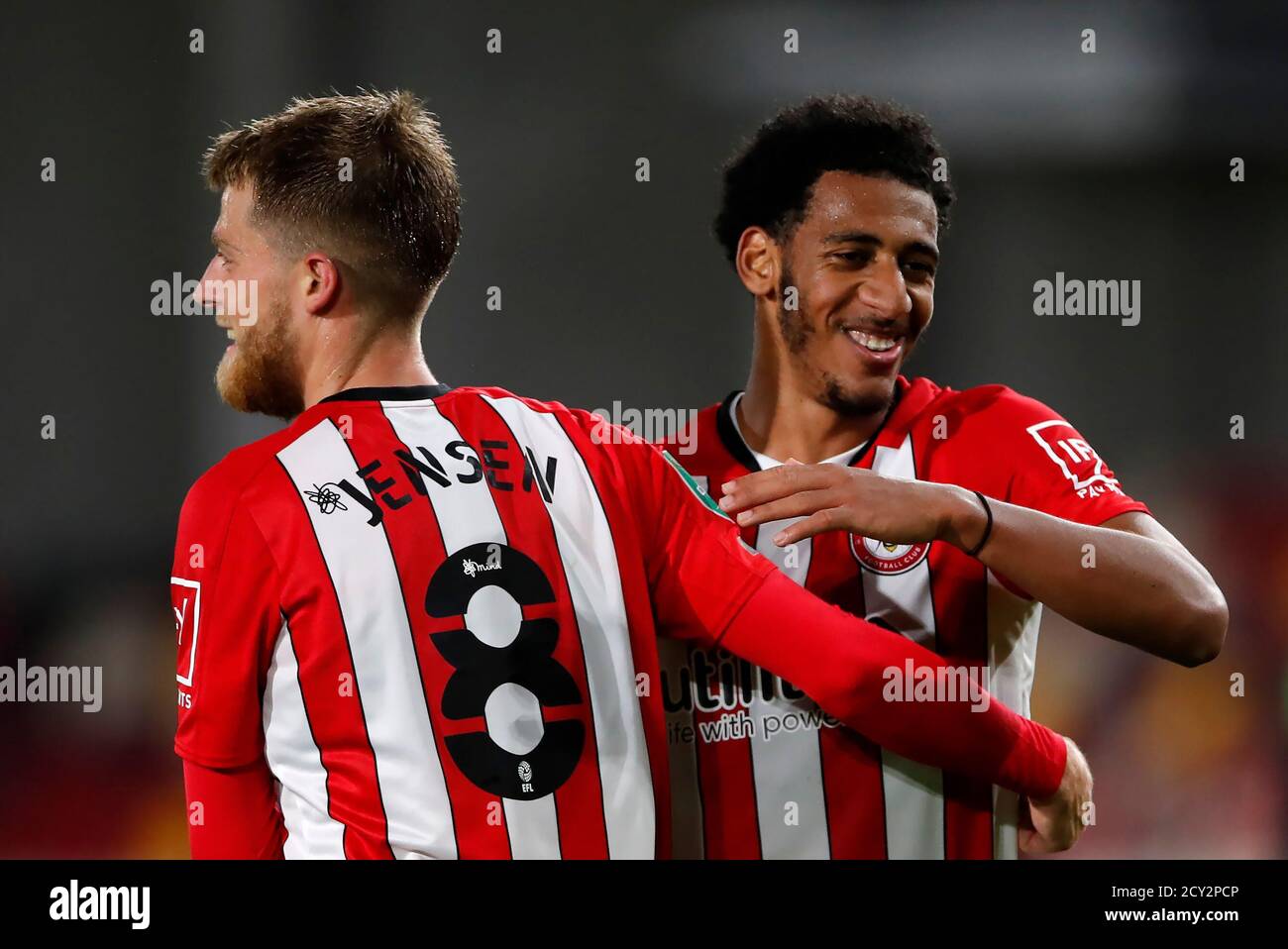 Mathias Jensen de Brentford (à gauche) et Dominic Thompson célèbrent après le coup de sifflet final lors du quatrième tour de la Carabao Cup au Brentford Community Stadium, à Londres. Banque D'Images