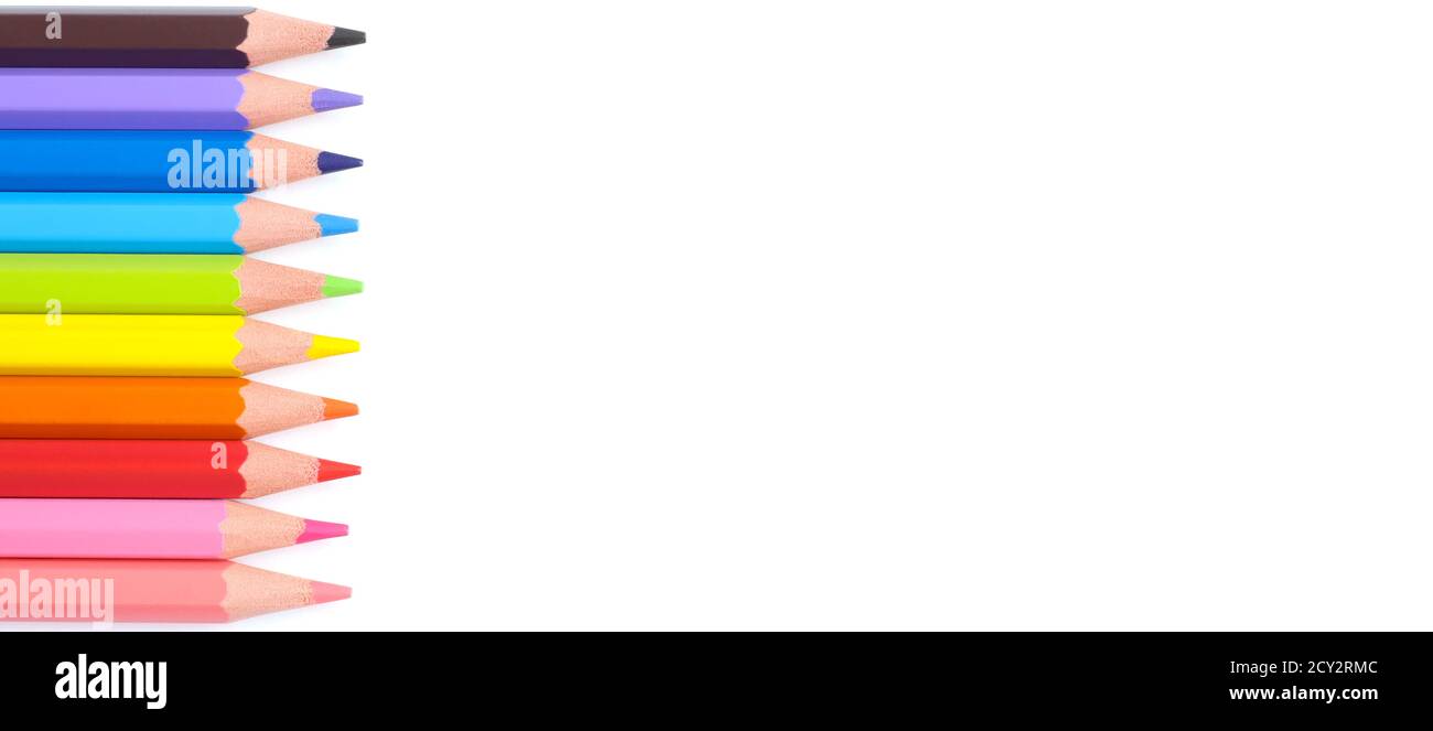 Crayons de couleur rouge, orange, jaune, vert, bleu, rose isolés sur fond blanc Banque D'Images
