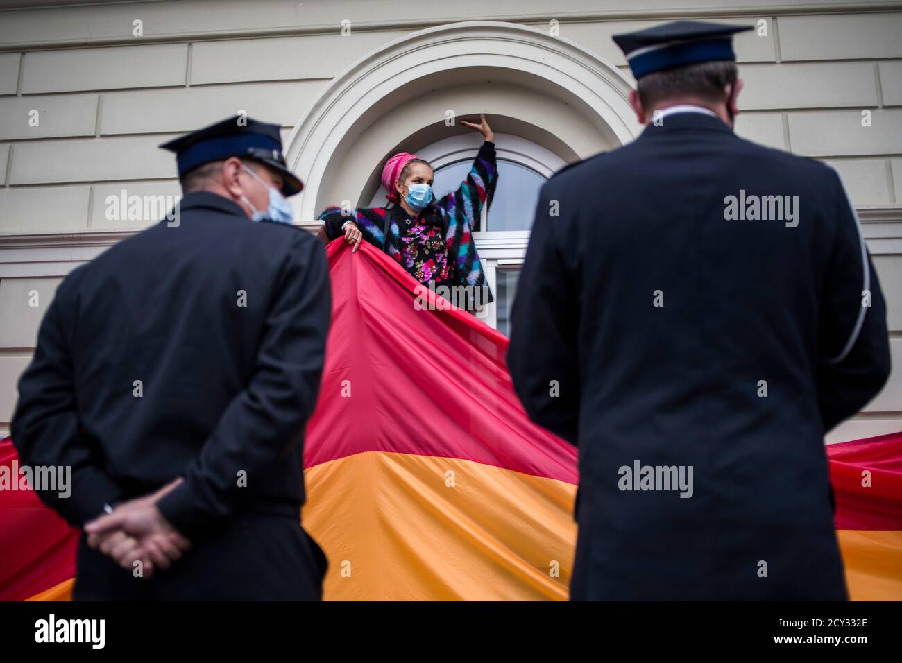 Un activiste gardé par la sécurité est vu portant un drapeau arc-en-ciel massif pendant la manifestation.à l'Université de Varsovie (UW, Uniwersytet Warszawski) les étudiants ont protesté contre la visite du Président Andrzej Duda à l'occasion de l'inauguration de l'année académique. Le comité antifasciste des étudiants (Studencki Komitet Antyfaszystowski) qui a organisé la manifestation a affirmé qu'il n'y a pas de place à l'Université de Varsovie pour Andrzej Duda, qui, pendant sa campagne électorale, a ouvertement déshumanisé le peuple LGBTQ, le décrivant comme une « idéologie ». L'événement a eu lieu à l'époque de la croissance de la haine spe Banque D'Images