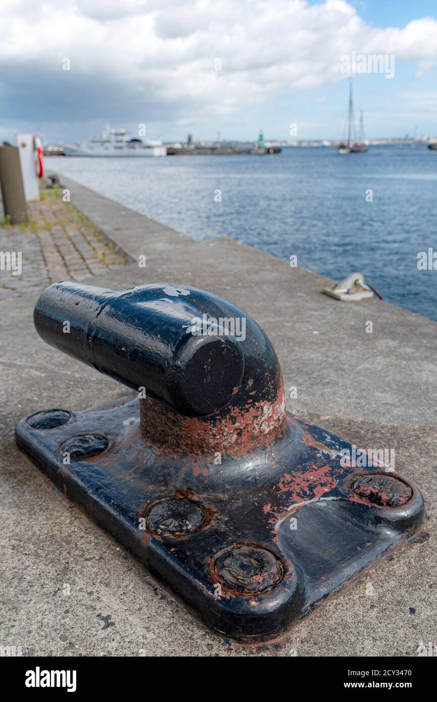 Un bollard d'amarrage en métal au port d'Helsingor au Danemark. Banque D'Images