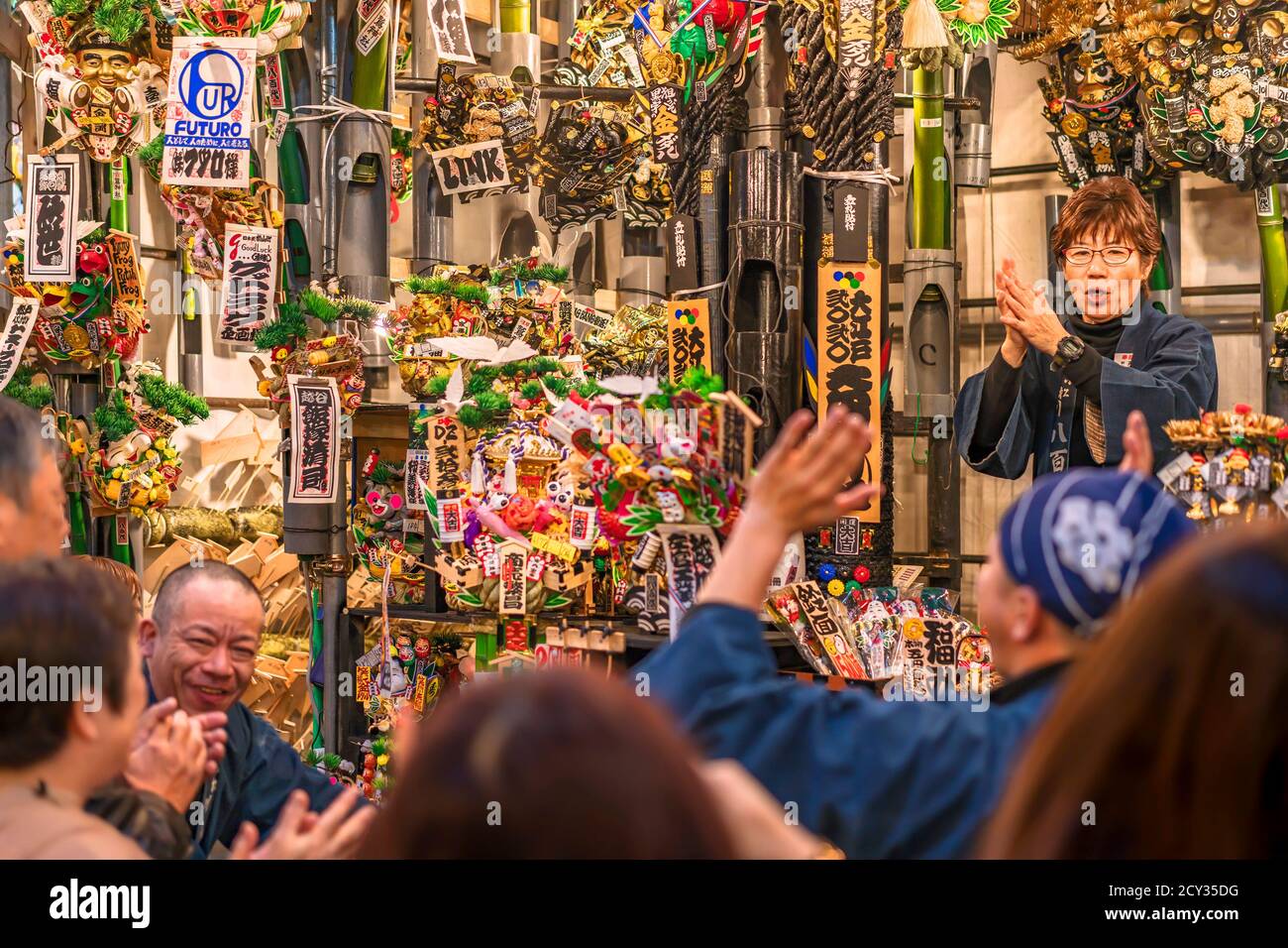 asakusa, japon - novembre 08 2019: Marchand de la foire de l'Oakes ou de la foire de Tori-no-Ichi faire un tejime main applaudissant avec les clients après les avoir vendus un A. Banque D'Images