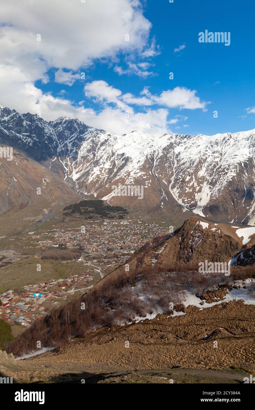 Vue sur Stepantsminda à la belle journée de printemps, paysage de montagne géorgien. Photo verticale Banque D'Images