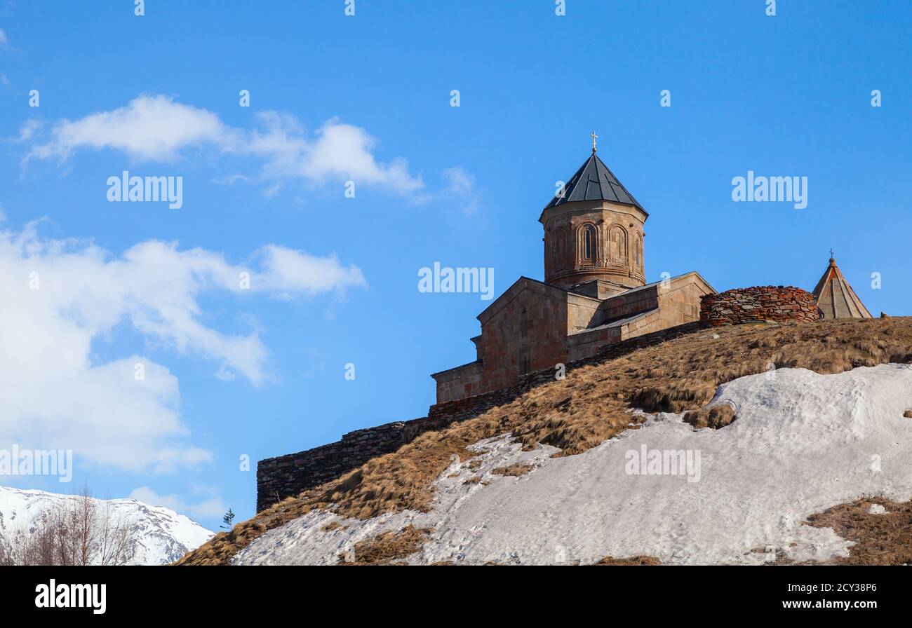 Église de la Trinité de Gergeti ou Église de la Sainte Trinité près du village de Gergeti en Géorgie. L'église est située sur la rive droite de la rivière Chkheri un Banque D'Images