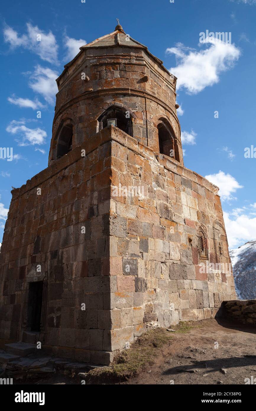 Église de la Trinité de Gergeti, Géorgie. L'église est située sous le Mont Kazbek. Photo verticale Banque D'Images