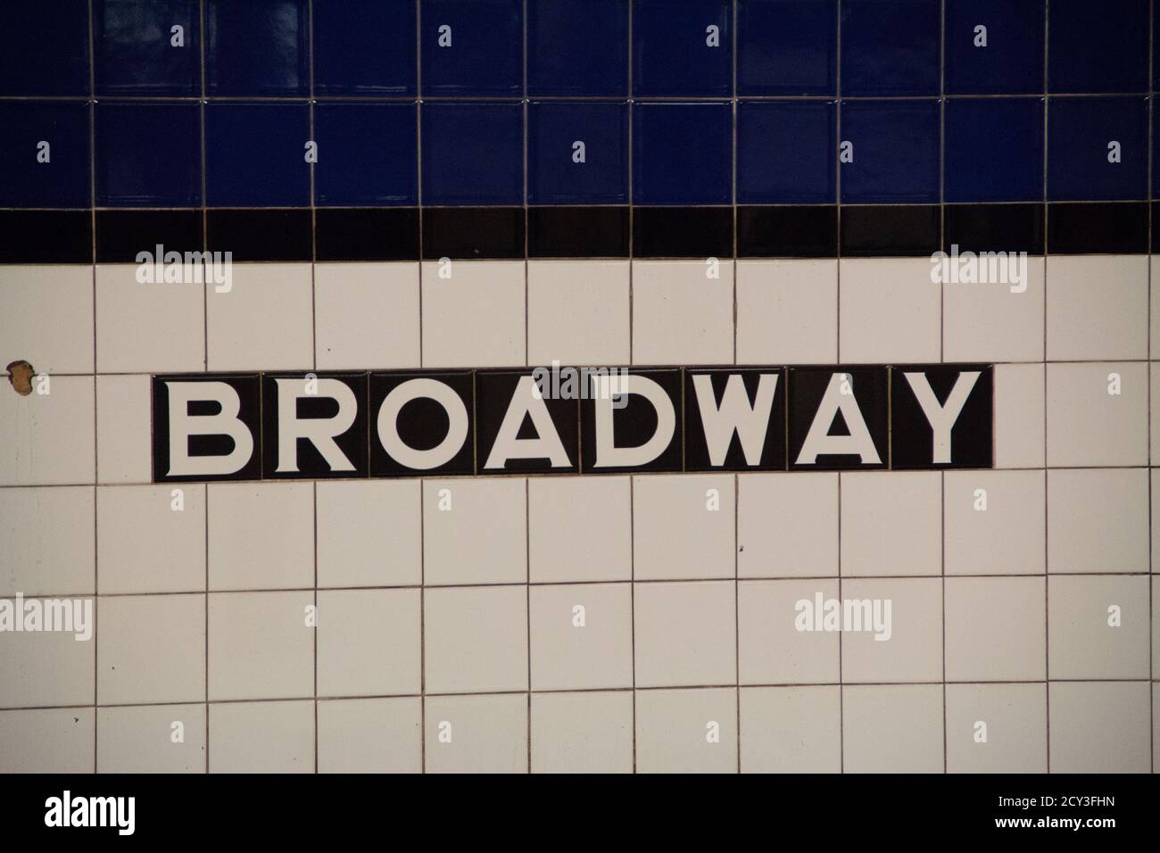 Panneau Metro broadway en carreaux bleus et blancs avec certains rayures Banque D'Images