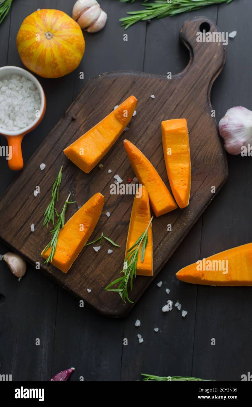morceaux de citrouille crus préparés pour cuire au four. Banque D'Images