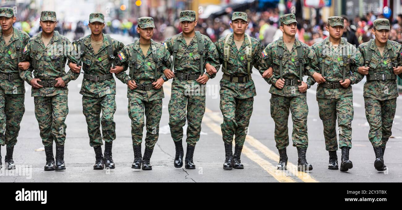Ambato, ÉQUATEUR - Dec 15, 2015 Les soldats de l'armée - route dégagée par la marche dans les bras de l'avant du défilé de carnaval Banque D'Images