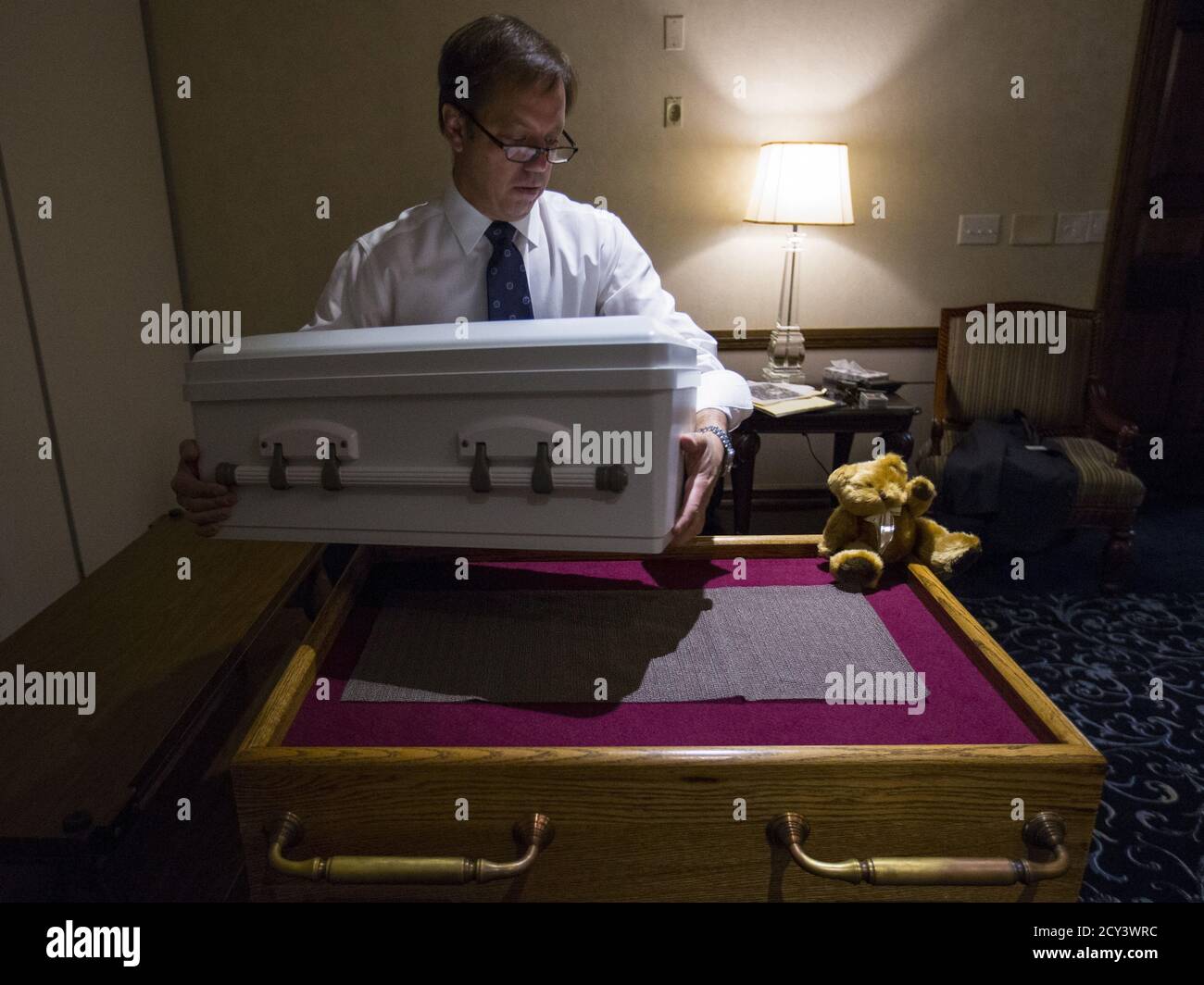Glueckert Accueil Funeraire Le Directeur Funeraire John Glueckert Souleve Le Cercueil Contenant Les Restes D Un Nouveau Ne Abandonne Sur Une Table En Vue Des Services Funeraires Et Funeraires A Arlington Heights Illinois Etats Unis Glueckert Accueil Funeraire Le Directeur Funeraire John Glueckert Souleve Le Cercueil Contenant Les Restes D Un Nouveau Ne Abandonne Sur Une Table En Vue Des Services Funeraires Et Funeraires A Arlington Heights Illinois Etats Unis