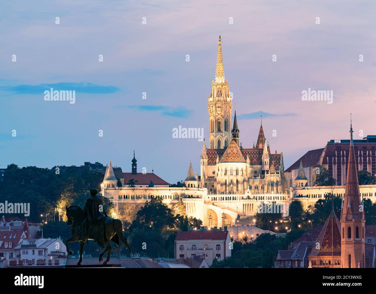 Fischermans Bastioon et église Matthias à Budapest Hongrie. Monuments historiques lumineux et étonnants. Banque D'Images