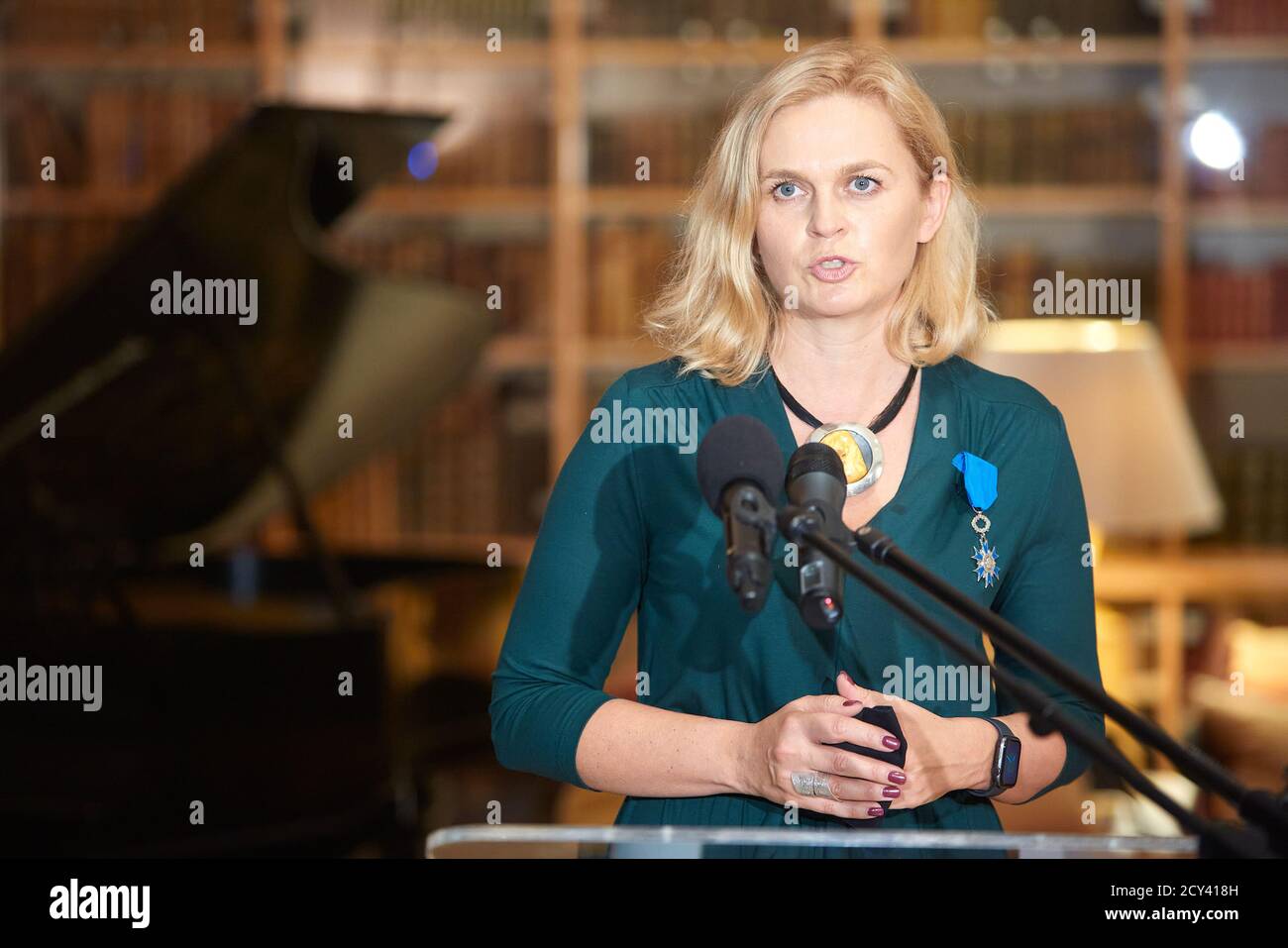 Varsovie, Mazovie, Pologne. 1er octobre 2020. L'ambassadeur de France en Pologne, FRÉDÉRIC BILLY, a remis À BARBARA NOWACKA, MEMBRE du Parlement polonais et MILITANTE sociale, l'insigne de l'ordre national de Merit.in la photo: BARBARA NOWACKA crédit: Hubert Mathis/ZUMA Wire/Alay Live News Banque D'Images