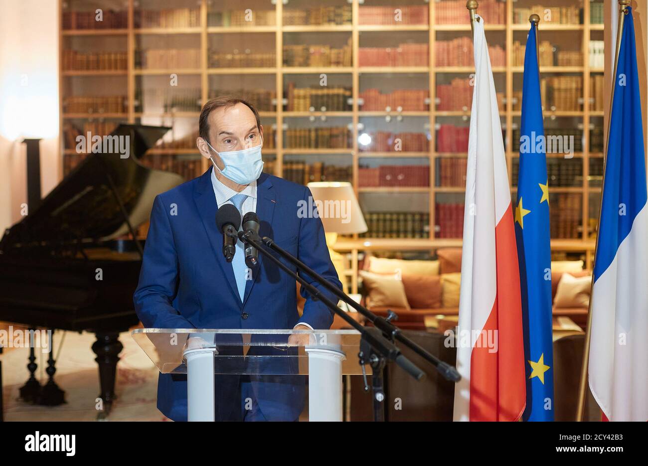 Varsovie, Mazovie, Pologne. 1er octobre 2020. L'ambassadeur de France en Pologne, FRÉDÉRIC BILLET, a remis À BARBARA NOWACKA, MEMBRE du Parlement polonais et MILITANTE sociale, l'insigne de l'ordre national de Merit.in la photo: FRÉDÉRIC BILLET crédit: Hubert Mathis/ZUMA Wire/Alay Live News Banque D'Images