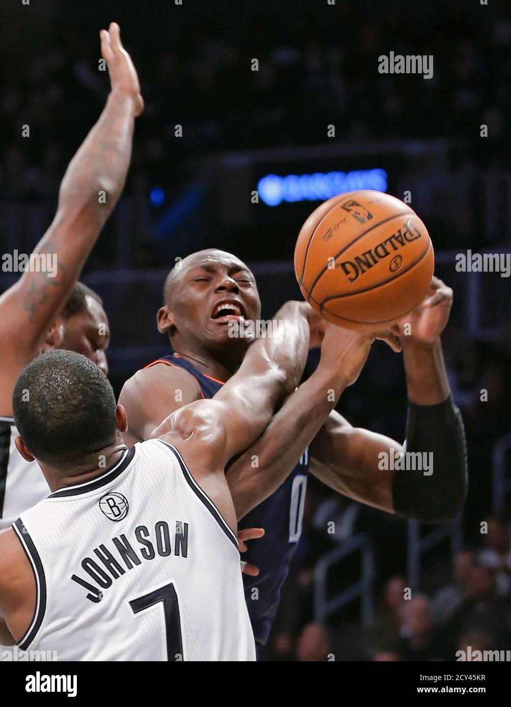 Brooklyn nets garde Joe Johnson (7) fautes Charlotte Bobcats avant Bismack  Biyombo (0) dans le premier trimestre de leur match de basketball NBA à New  York, le 28 décembre 2012. REUTERS/Ray Stubblebine (