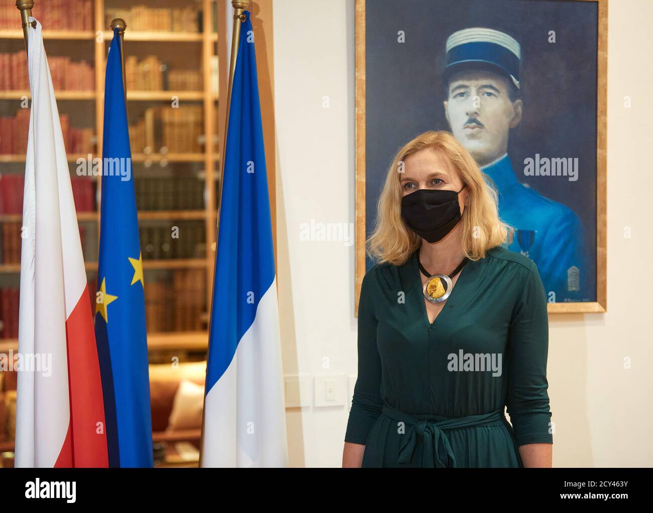 Varsovie, Mazovie, Pologne. 1er octobre 2020. L'ambassadeur de France en Pologne, FRÉDÉRIC BILLY, a remis À BARBARA NOWACKA, MEMBRE du Parlement polonais et MILITANTE sociale, l'insigne de l'ordre national de Merit.in la photo: BARBARA NOWACKA crédit: Hubert Mathis/ZUMA Wire/Alay Live News Banque D'Images