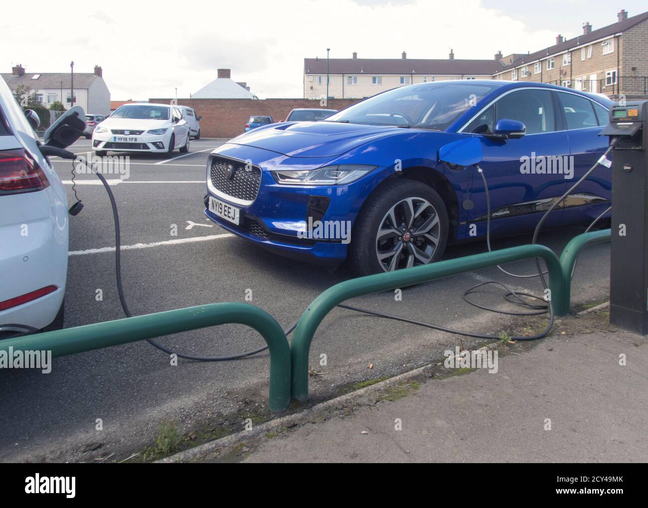 Electric Golf et Jaguar I-Pace sont chargés dans le parking public de Marske-by-the-Sea. Banque D'Images