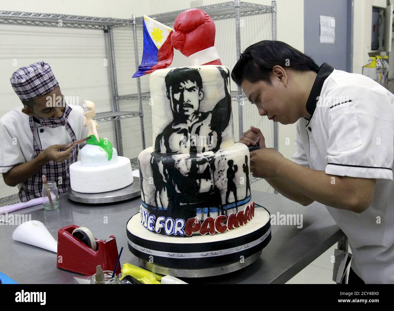 Un Decorateur De Gateaux Apporte Une Touche Finale A Un Gateau A Deux Couches Avec Le Boxeur Manny Pacquiao Des Philippines Dans Une Boulangerie A Manille Le 1er Mai 15 Le Gateau Un Decorateur De Gateaux Apporte Une Touche Finale A Un Gateau A Deux Couches Avec Le Boxeur Manny Pacquiao Des Philippines Dans Une Boulangerie A Manille Le 1er Mai 15 Le Gateau