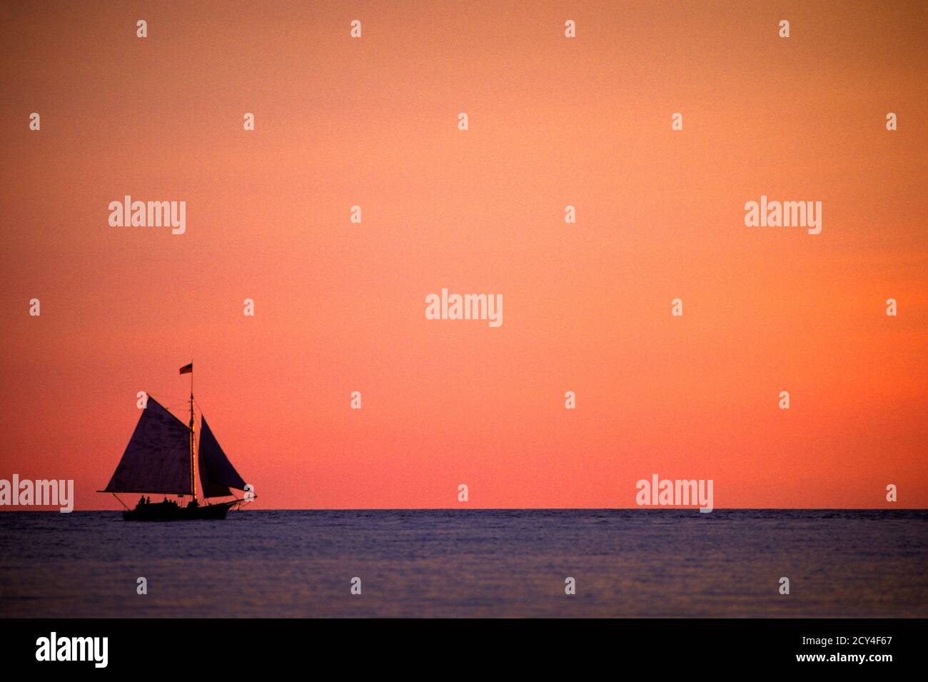 ANNÉES 1980 BATEAU À VOILE SILHOUETÉ NAVIGUANT SUR L'EAU DU LAC CALME CONTRE CIEL CLAIR ET HORIZON PLAT - KL16260 WAL004 HARS MOODY DÉTENDEZ-VOUS BATEAUX LUXE NATURE COPY SPACE FLAT CONTRE CALME PITTORESQUE INSPIRATION VOILE SÉRÉNITÉ SILHOUETTES ORANGE VOILIER TRANSPORT MERS CONTOUR DU MATIN REFLET MARIN RÊVES HORIZON AVENTURE PARESSEUSE TOILE SILHOUETTED HUMEUR NATURELLE PASSÉ LE LEVER DE SOLEIL CONCEPTUEL AUBE CRÉPUSCULE IMAGINATION VENT MINUSCULE CALME ÉLEVÉ MER VIE MARINE SOLITUDE VASTE VISTA CLAIR ENVIRONNEMENT PLEINE VOILE MÂT PASTEL À DISTANCE VOILES SEREIN LENT LENT MOUVEMENT DÉROULEMENT AMÉRICAIN DRAPEAU À L'ANCIENNE Banque D'Images