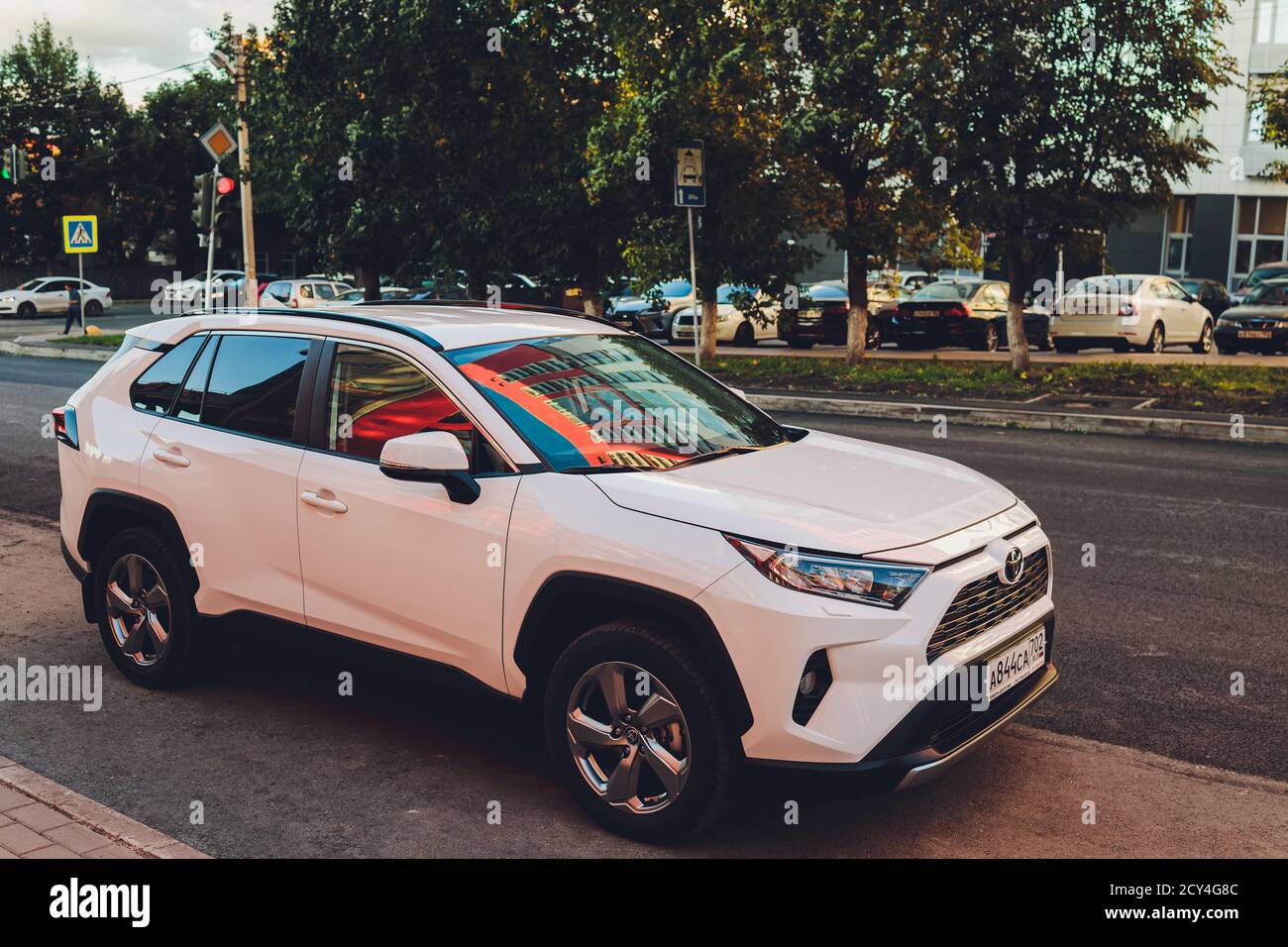 UFA, Russie, 15 juin 2020 : tout nouveaux multisegments compacts Toyota RAV4 est le premier véhicule Toyota situé à côté de l'entrée de la salle d'exposition. Banque D'Images