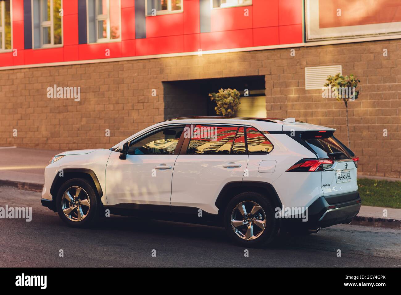 UFA, Russie, 15 juin 2020 : tout nouveaux multisegments compacts Toyota RAV4 est le premier véhicule Toyota situé à côté de l'entrée de la salle d'exposition. Banque D'Images