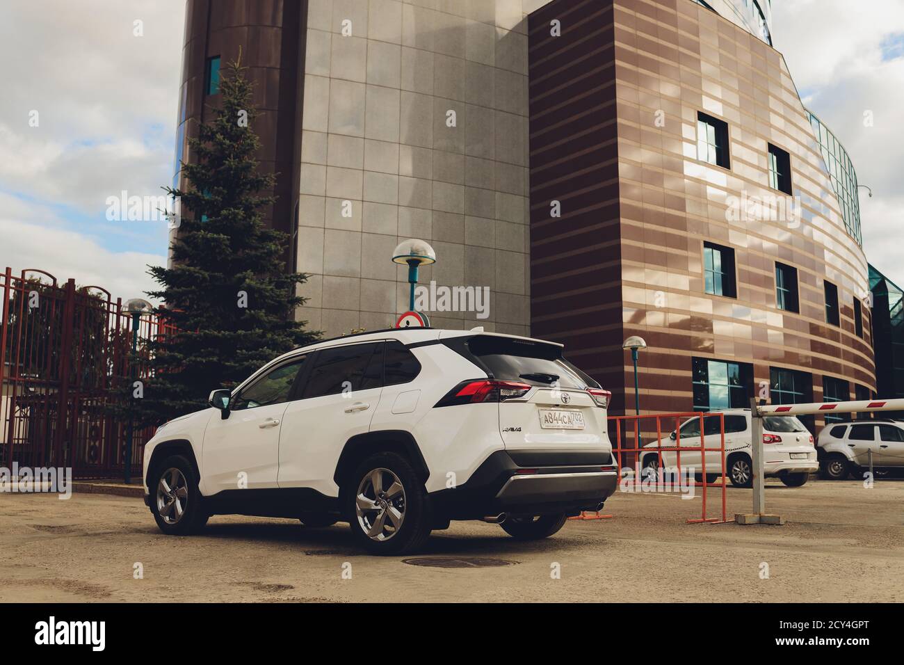 UFA, Russie, 15 juin 2020 : tout nouveaux multisegments compacts Toyota RAV4 est le premier véhicule Toyota situé à côté de l'entrée de la salle d'exposition. Banque D'Images