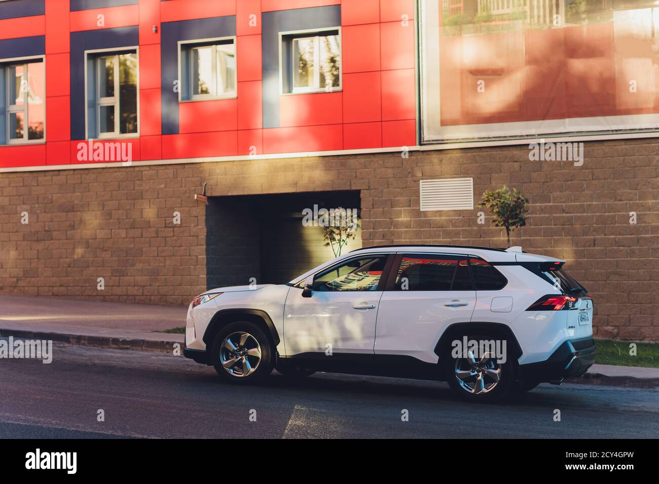 UFA, Russie, 15 juin 2020 : tout nouveaux multisegments compacts Toyota RAV4 est le premier véhicule Toyota situé à côté de l'entrée de la salle d'exposition. Banque D'Images
