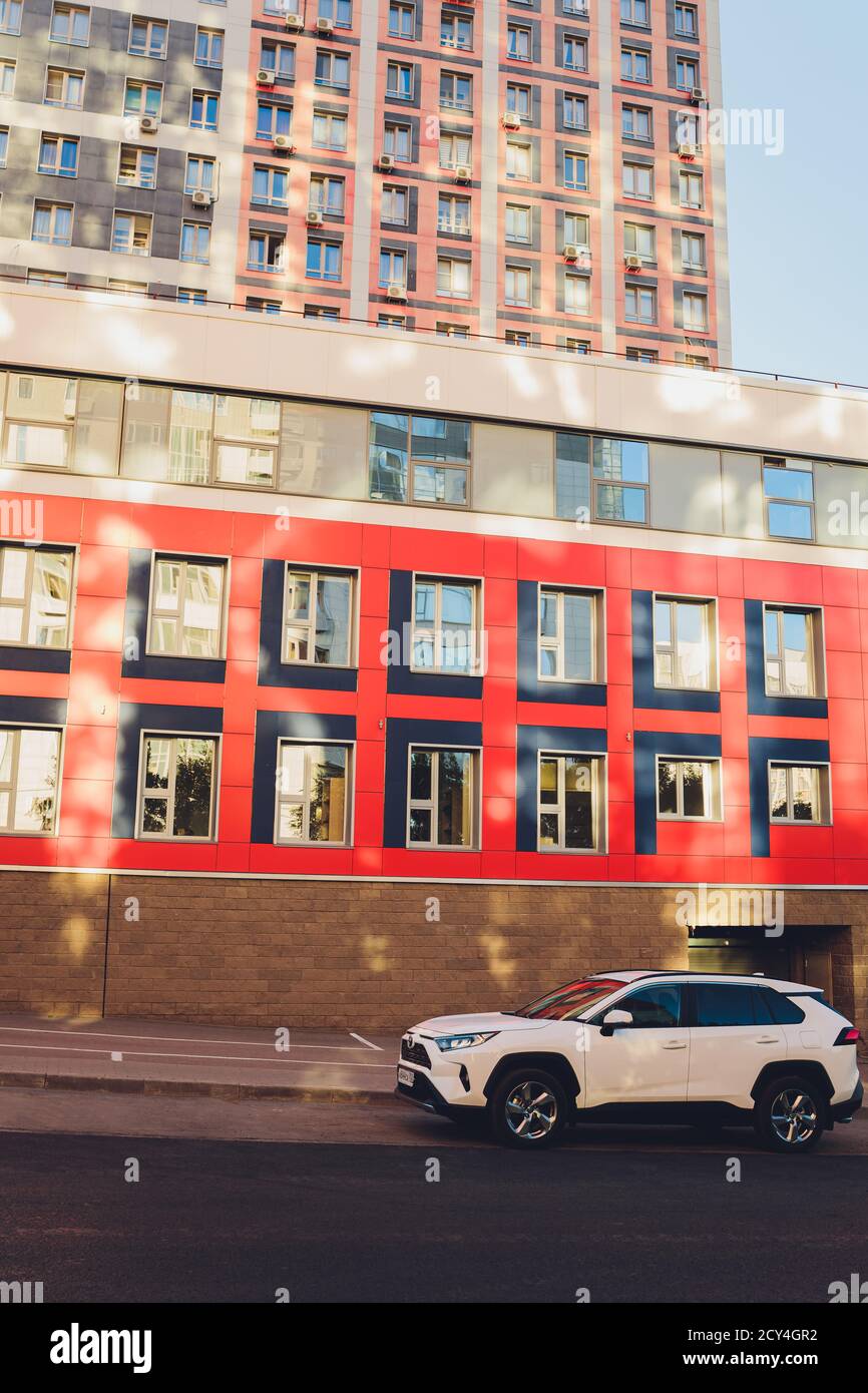 UFA, Russie, 15 juin 2020 : tout nouveaux multisegments compacts Toyota RAV4 est le premier véhicule Toyota situé à côté de l'entrée de la salle d'exposition. Banque D'Images