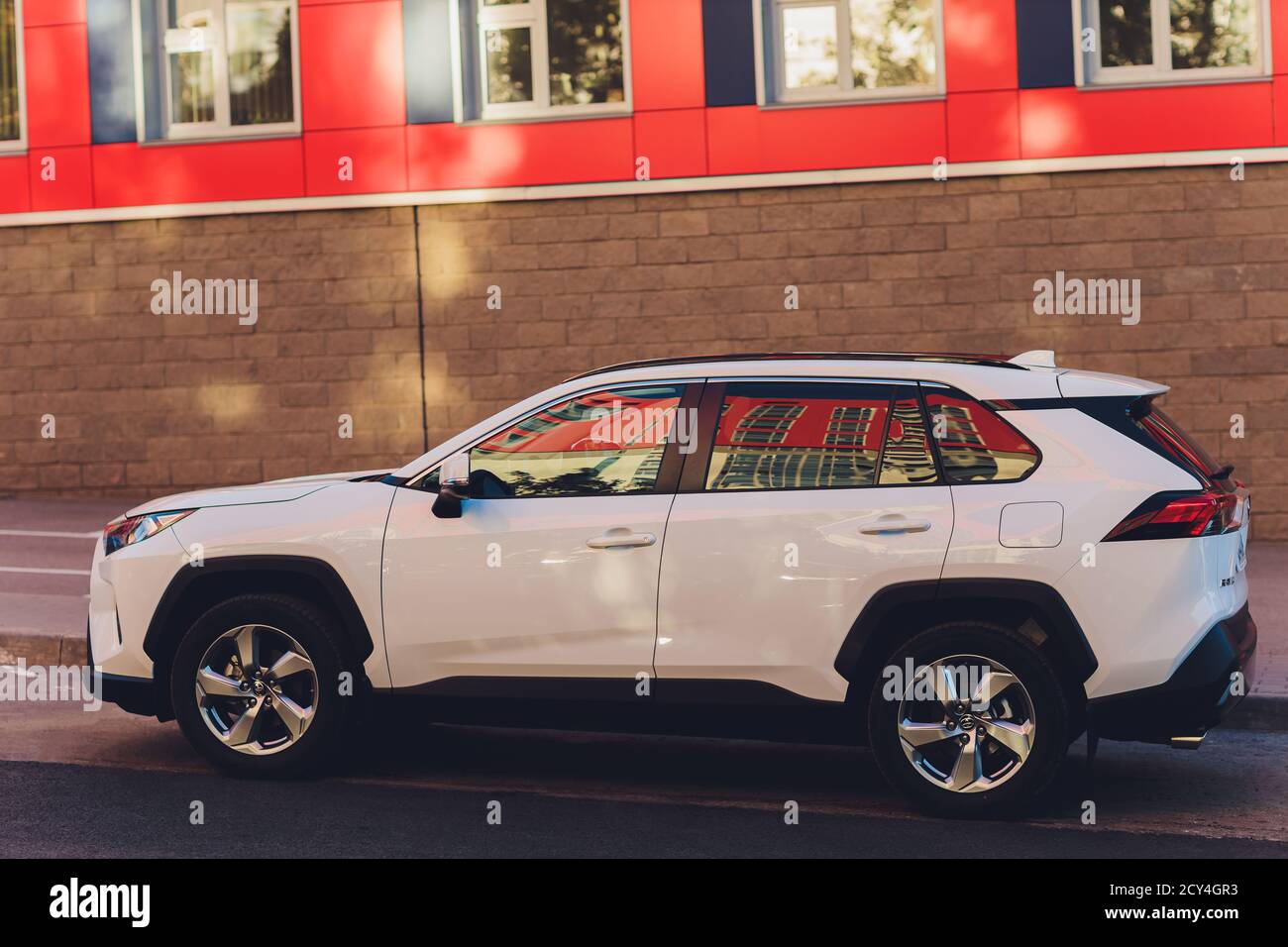 UFA, Russie, 15 juin 2020 : tout nouveaux multisegments compacts Toyota RAV4 est le premier véhicule Toyota situé à côté de l'entrée de la salle d'exposition. Banque D'Images