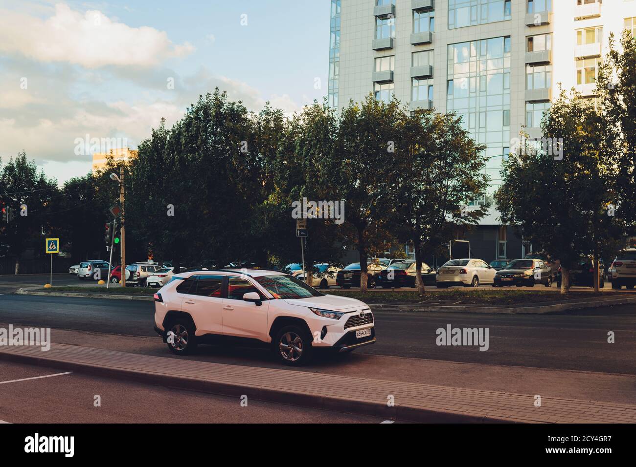 UFA, Russie, 15 juin 2020 : tout nouveaux multisegments compacts Toyota RAV4 est le premier véhicule Toyota situé à côté de l'entrée de la salle d'exposition. Banque D'Images