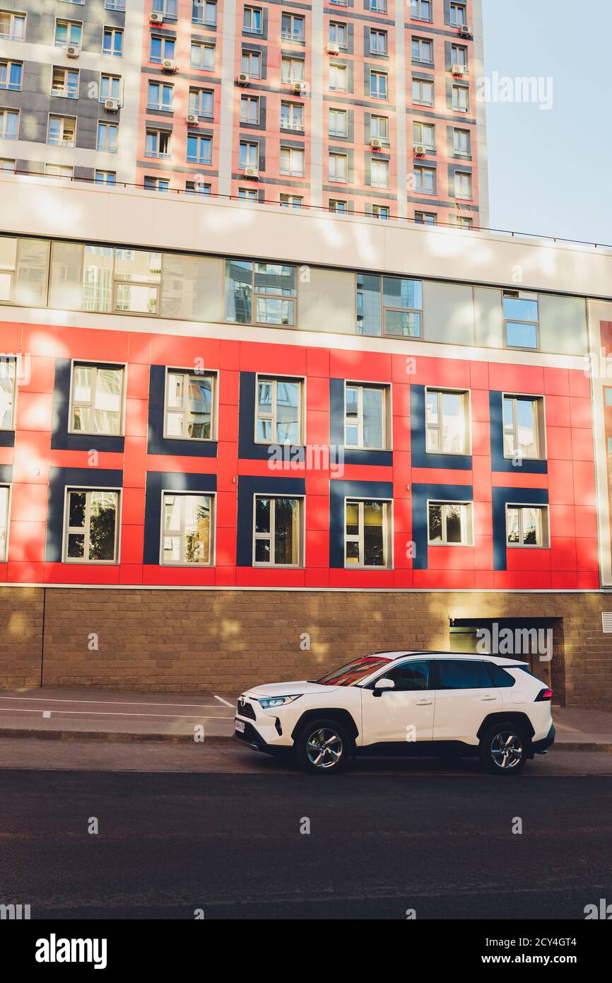 UFA, Russie, 15 juin 2020 : tout nouveaux multisegments compacts Toyota RAV4 est le premier véhicule Toyota situé à côté de l'entrée de la salle d'exposition. Banque D'Images