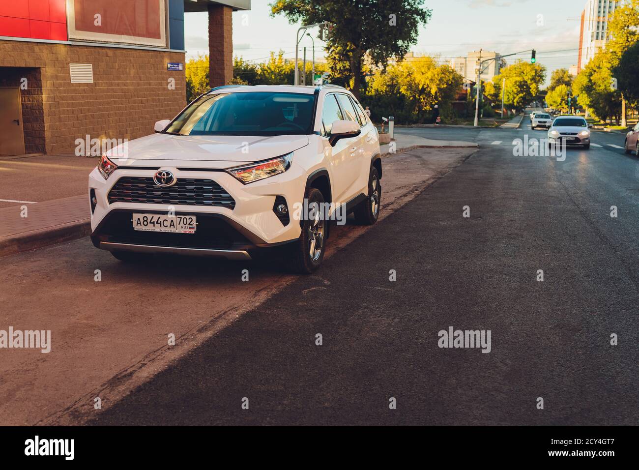 UFA, Russie, 15 juin 2020 : tout nouveaux multisegments compacts Toyota RAV4 est le premier véhicule Toyota situé à côté de l'entrée de la salle d'exposition. Banque D'Images