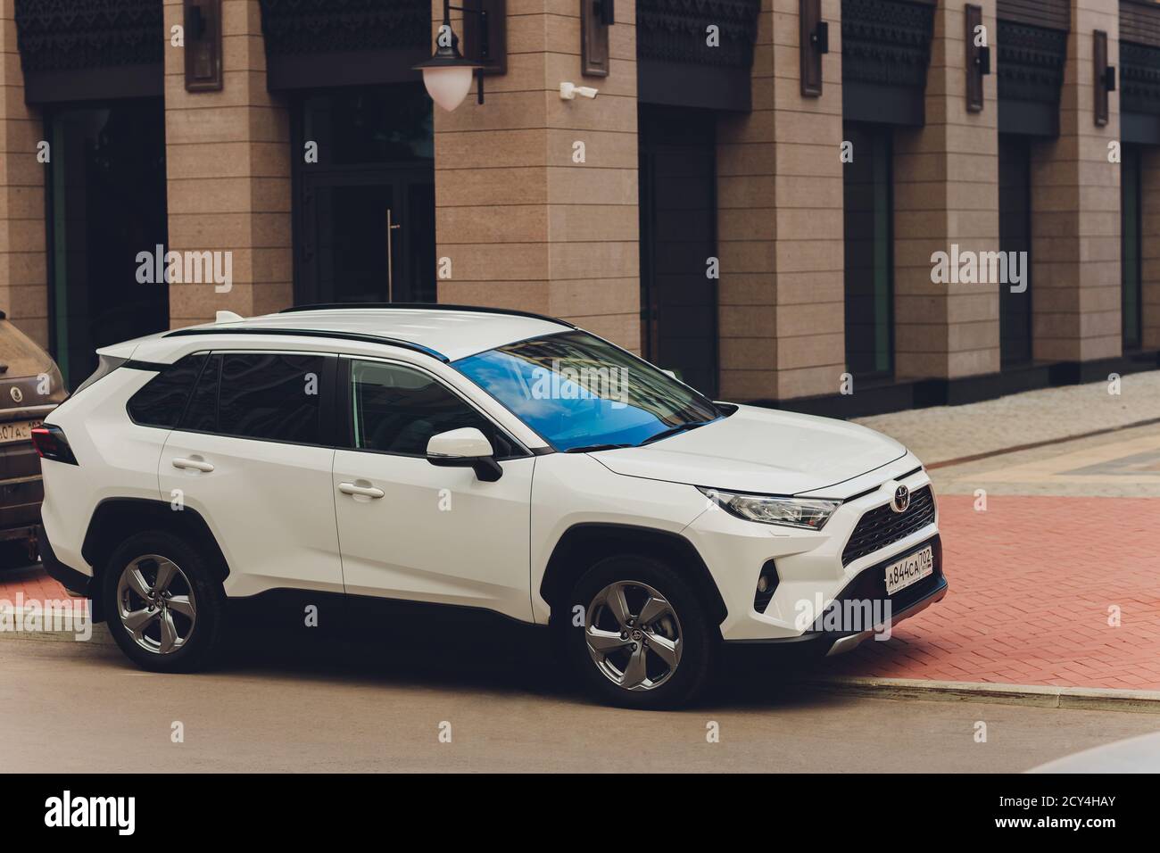 UFA, Russie, 15 juin 2020 : tout nouveaux multisegments compacts Toyota RAV4 est le premier véhicule Toyota situé à côté de l'entrée de la salle d'exposition. Banque D'Images