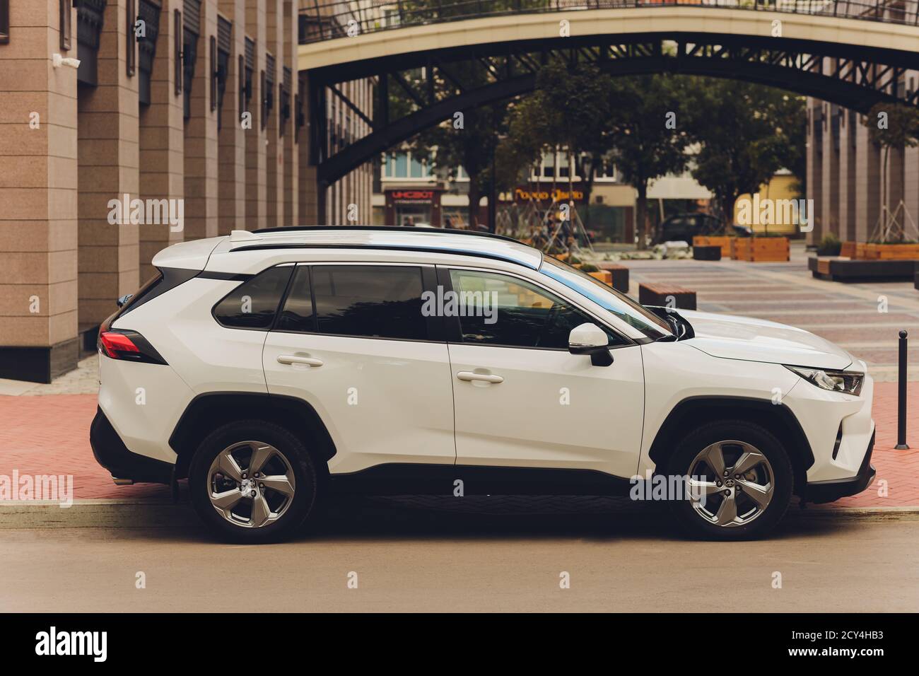 UFA, Russie, 15 juin 2020 : tout nouveaux multisegments compacts Toyota RAV4 est le premier véhicule Toyota situé à côté de l'entrée de la salle d'exposition. Banque D'Images
