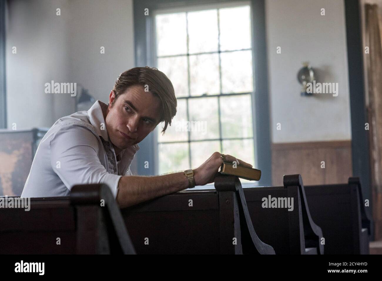 Le diable tout le temps est un thriller psychologique américain de 2020 qui examine les thèmes du mal, de la religion, et de l'abus de pouvoir dans les petites villes rurales de l'Amérique. Il est basé sur le roman du même nom de Donald Ray Pollock, qui sert également de narrateur du film. Cette photographie est à usage éditorial exclusif et est le droit d'auteur de la compagnie de film et/ou le photographe assigné par la compagnie de film ou de production et ne peut être reproduite que par des publications en conjonction avec la promotion du film ci-dessus. Un crédit obligatoire pour la société de cinéma est requis. Le photographe doit également être un bon de crédit Banque D'Images