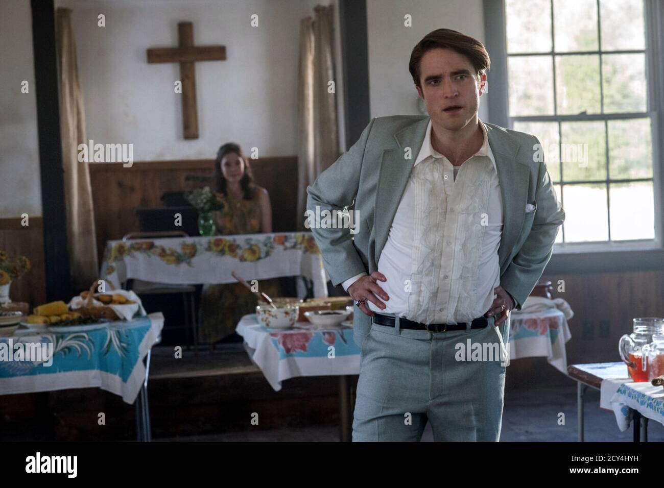 Le diable tout le temps est un thriller psychologique américain de 2020 qui examine les thèmes du mal, de la religion, et de l'abus de pouvoir dans les petites villes rurales de l'Amérique. Il est basé sur le roman du même nom de Donald Ray Pollock, qui sert également de narrateur du film. Cette photographie est à usage éditorial exclusif et est le droit d'auteur de la compagnie de film et/ou le photographe assigné par la compagnie de film ou de production et ne peut être reproduite que par des publications en conjonction avec la promotion du film ci-dessus. Un crédit obligatoire pour la société de cinéma est requis. Le photographe doit également être un bon de crédit Banque D'Images