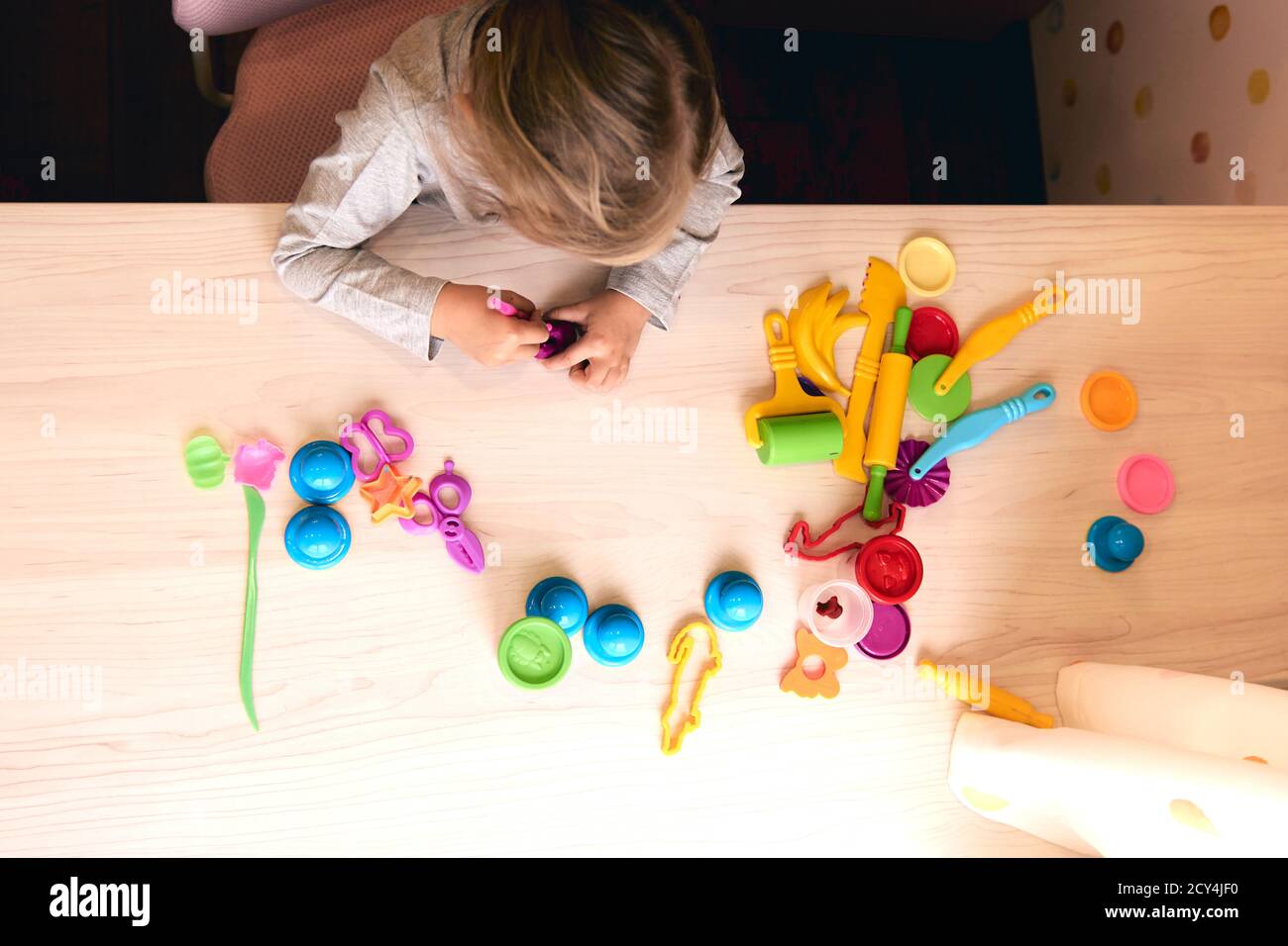 3 ans fille arts créatifs enfants mains jouant avec l'argile plaline colorée. Auto-isolation Covid-19, éducation en ligne, homeschooling. Petite fille Banque D'Images