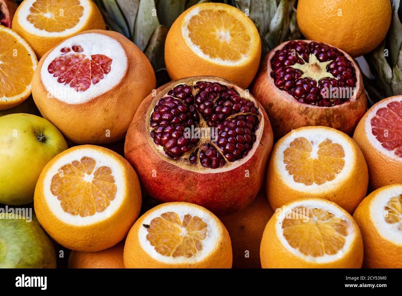Les grenades et les oranges éventrés pour affichage sur sale at market Banque D'Images