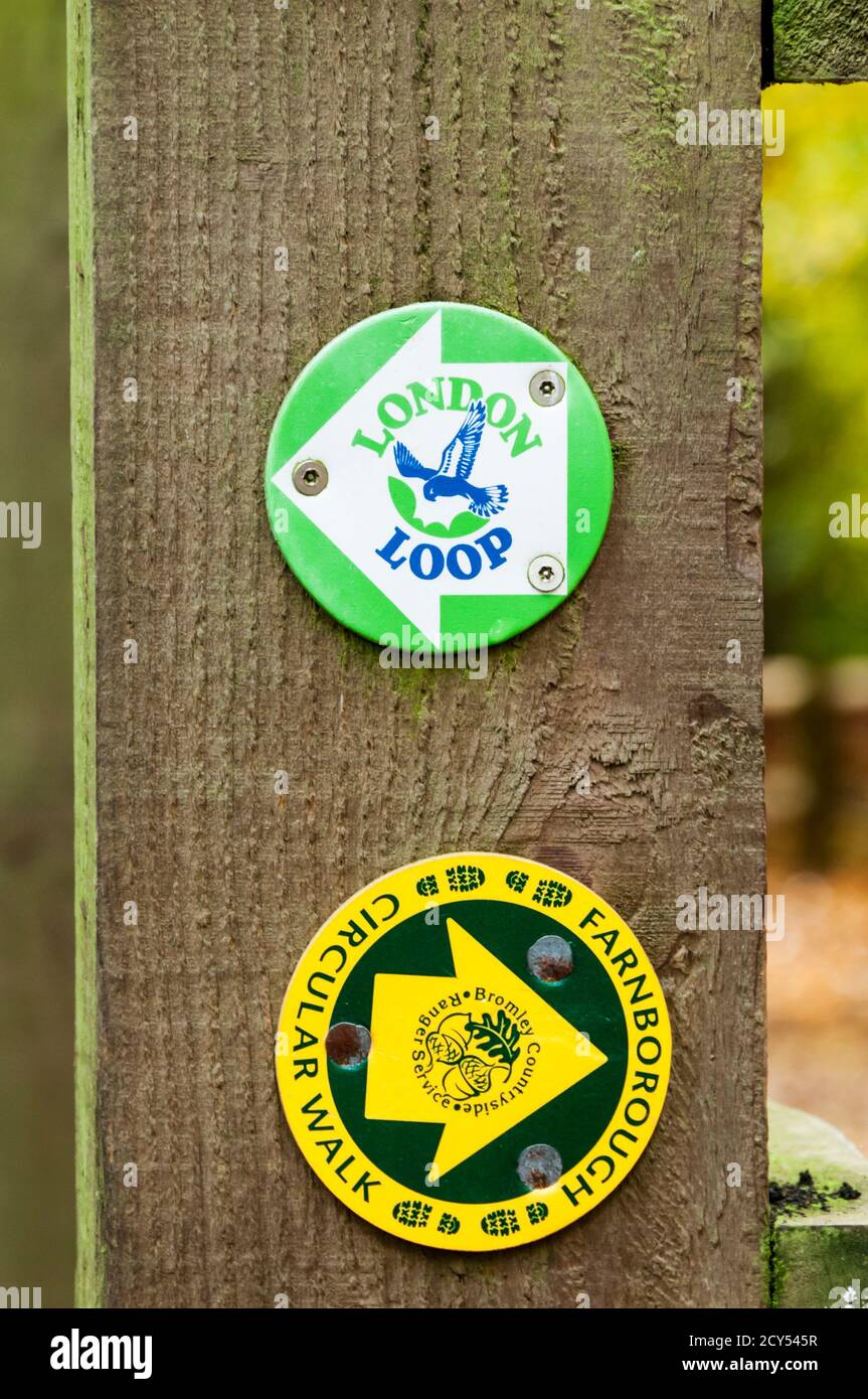 Panneaux de signalisation pour le London Loop et les sentiers de randonnée de Farnborough Circular. Banque D'Images