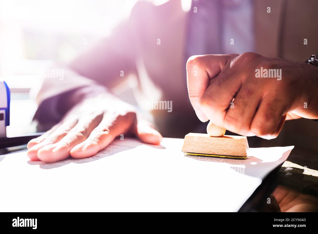 Timbre papier du contrat de certificat de notaire en bureau Banque D'Images