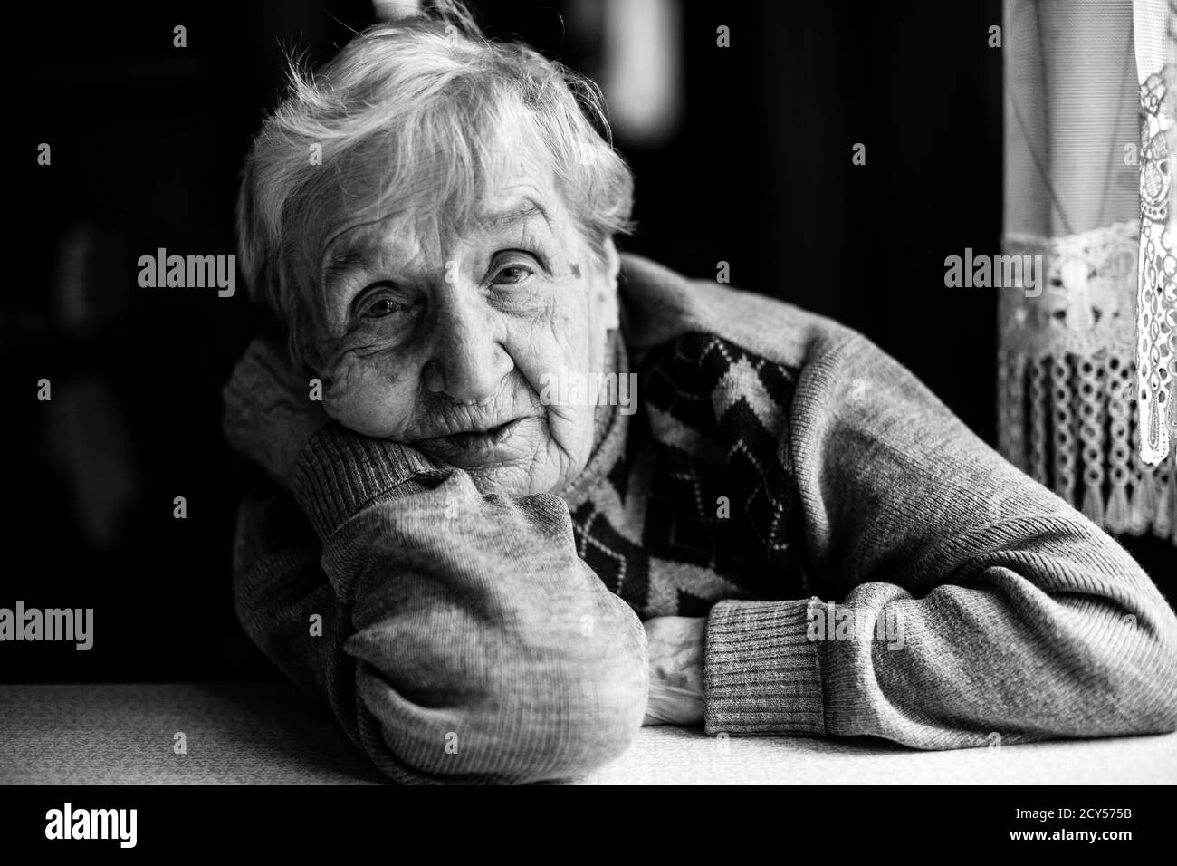 Portrait d'une vieille femme. Photographie en noir et blanc. Banque D'Images