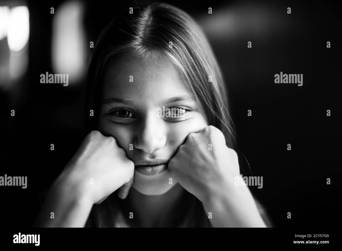 Portrait en gros plan d'une jolie fille de dix ans. Photographie en noir et blanc. Banque D'Images