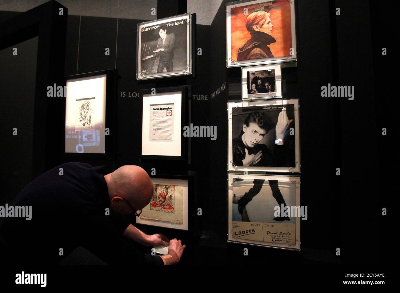 Un travailleur prépare une installation de couvertures de disques pour la  prochaine exposition David Bowie à Berlin, le 14 mai 2014. La période  berlinoise intensément productive de David Bowie, lorsqu'il a créé