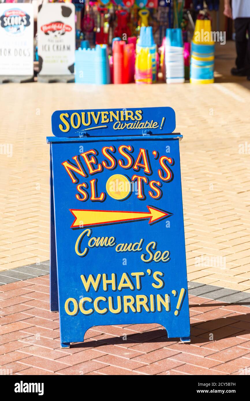 Panneau 'Nessa's slots' à l'extérieur de l'arcade de jeux sur la promenade, Barry Island, Barry (y Barri), Vale of Glamorgan, pays de Galles, Royaume-Uni Banque D'Images